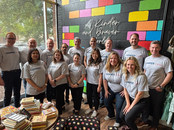 Los voluntarios de Kemper Cares se reúnen en un evento comunitario