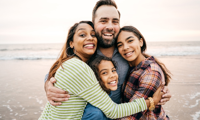 Una familia feliz abrazándose y sonriendo
