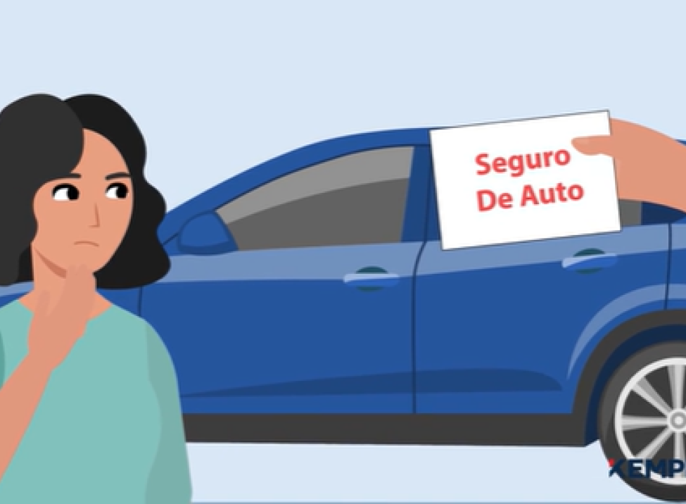 Una  mujer con un auto azul mira un cartel que dice “Seguro de auto”